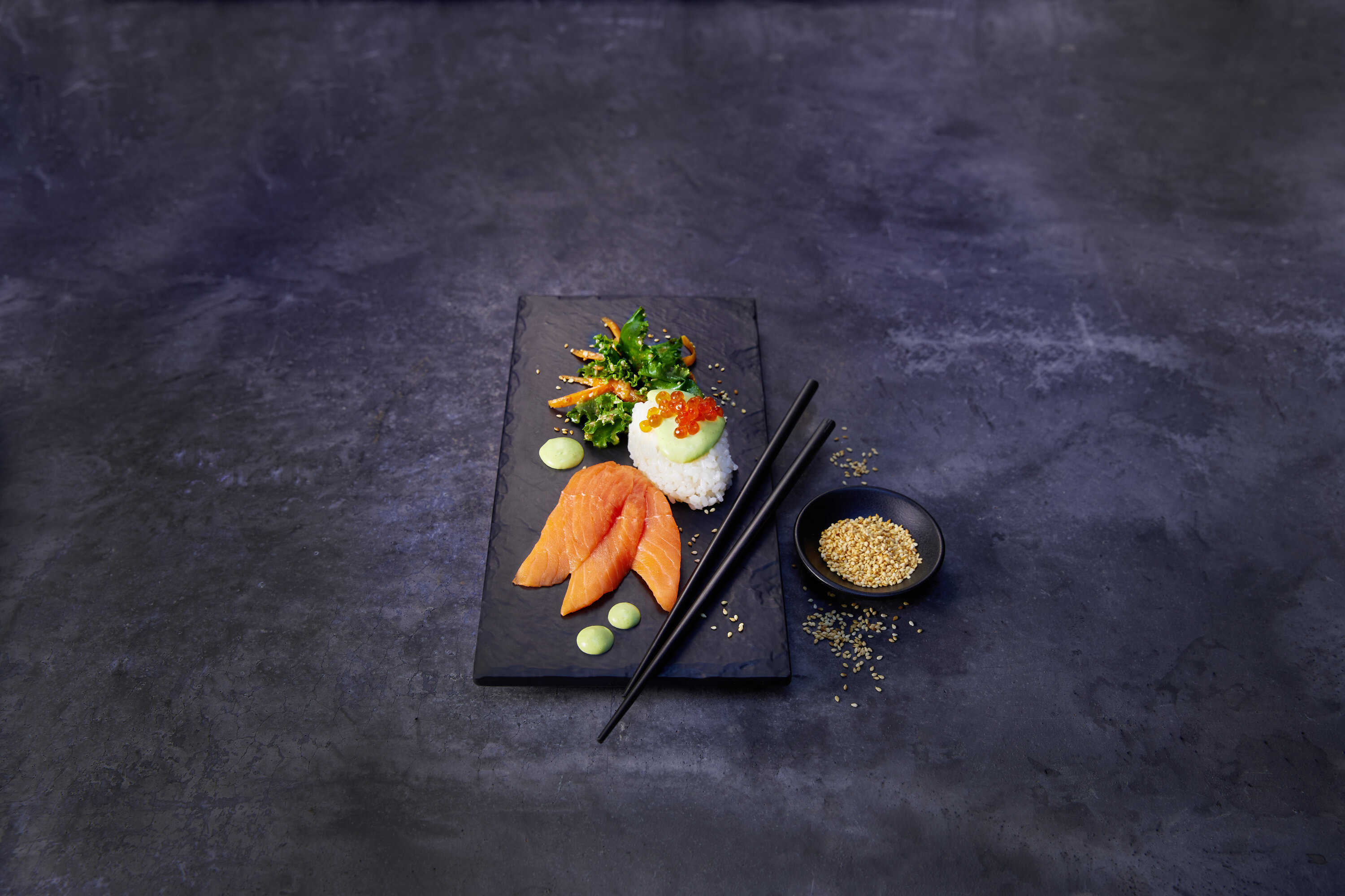 Sashimi vom Alaska Wildlachs mit Miso-Grünkohl, Wasabimajo, Sushi Reis & Sesam